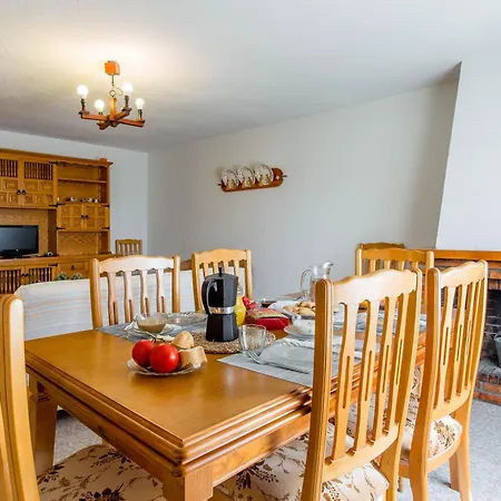 Villa-piedralaves-amatalasvinas-piscina-4 Viviendas פיידרלבס