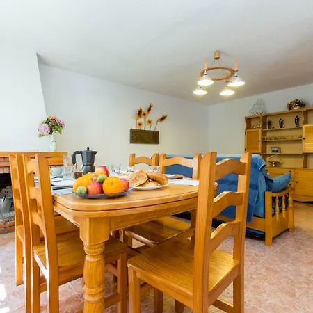 בית נופש Villa-piedralaves-amatalasvinas-piscina-4 Viviendas *