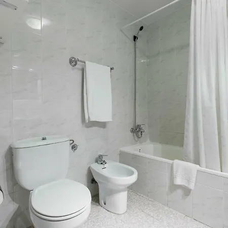 Villa-piedralaves-amatalasvinas-piscina-4 Viviendas פיידרלבס